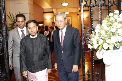 Saman Sarathchandra welcomes H.E. Myint Swe with Chairman Dr Lee Boon Yang _1